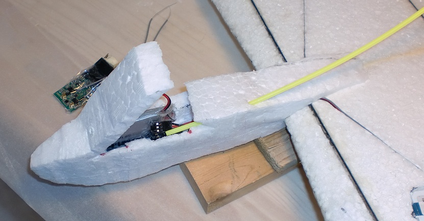 Je m'aide d'un tube pour guider l'installation des antennes