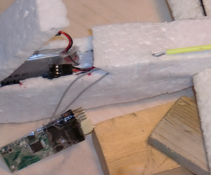 On pousse les antennes en même temps qu'on retire le tube