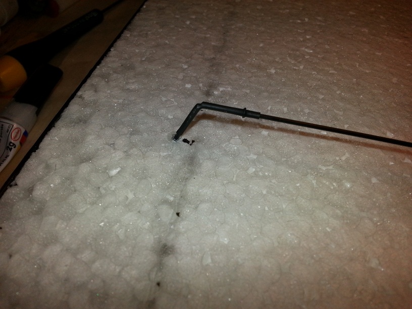 Fixation commande d'aileron et guignol par gaine thermorétractable