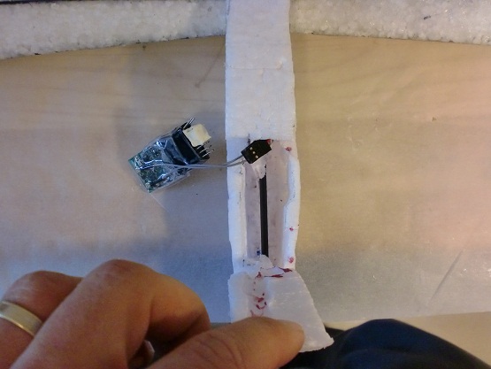 Fuselage vu de dessus. On notera le passage du tube carbone