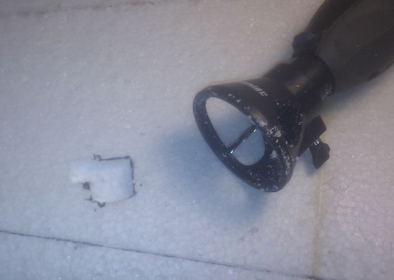 Fraisage des puits de servo avec l'outil Dremel adapté