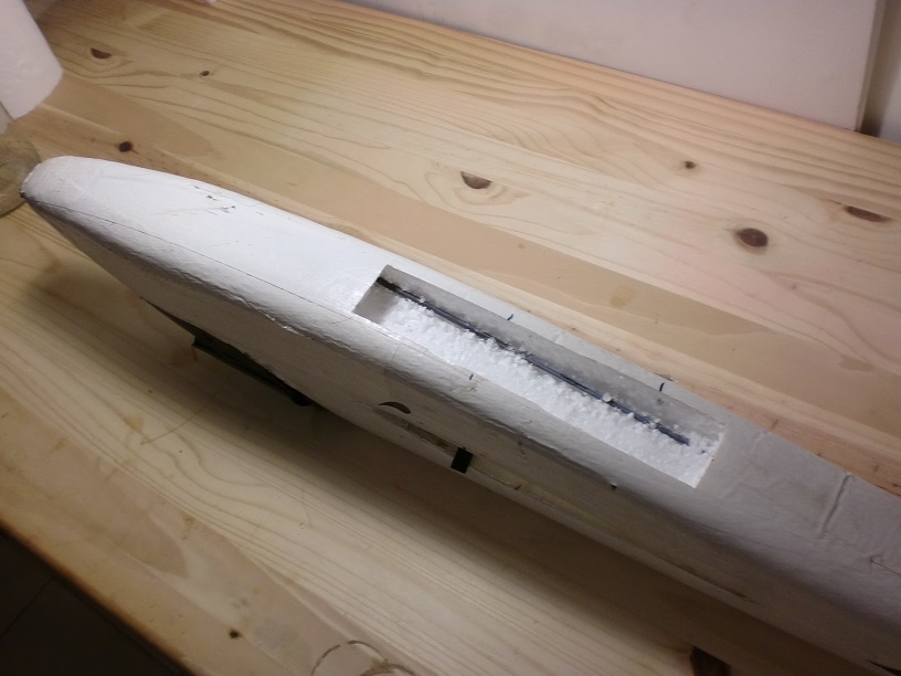 L'emplacement du tube a ballast découpé sous le fuselage.