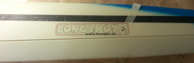 L'autocollant est collé en place