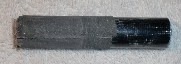 Le bout de tube restant est recouvert de papier de verre et est utilisé comme outil pour façonner l'ouverture dans la dérive à la forme du tube