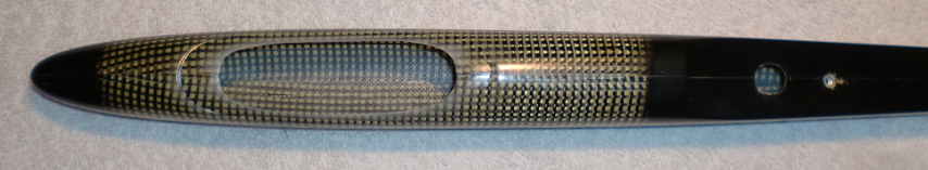 L'ouverture sous la verrière a été agrandie pour faciliter le travail à l'intérieur du fuselage