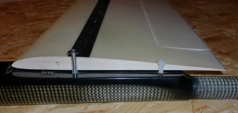 On marque le passage des vis sur les nervures d'emplanture