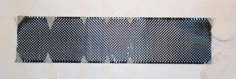 On colle le morceau de carbone sur le patron avec du scotch papier