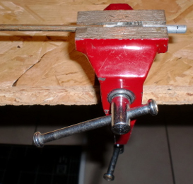 On utilise un petit étaux en insérant une CAP de 4mm dans le tube pour ne pas l'écraser