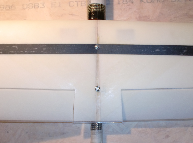 Mise en place de l'aile sur le fuselage pendant la polymérisation