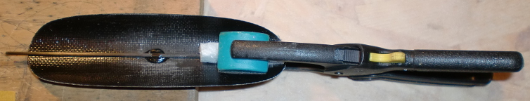 On immobilise le jonc de carbone de 2mm avec une goute de cyano épaisse + accelerateur