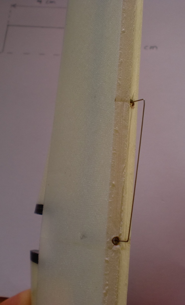 On insère le ressort dans l'empenage