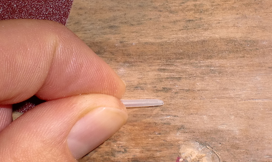 On effile le bout de gaine dans la partie mobile du stab car il est trop épais