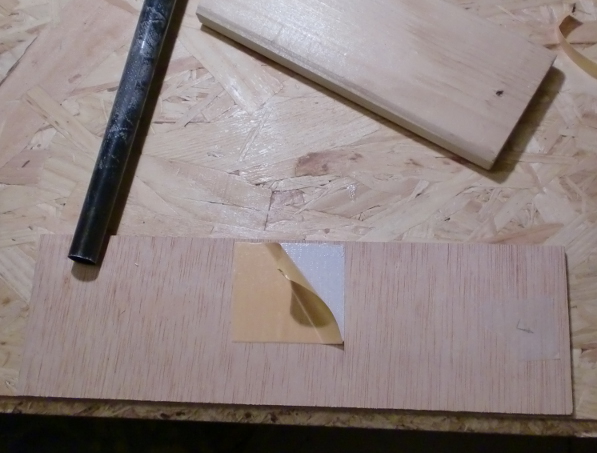 Le tube de queue, mais également l'ensemble des cales sont immobilisés au scotch double face