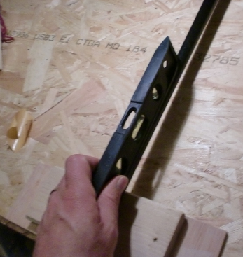 On cale le tube de queue de telle sorte que sa partie supérieure soit horizontale