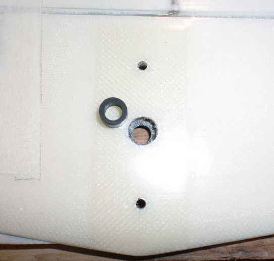 Ajout d'une entretoise en carbone pour la fixation du stab