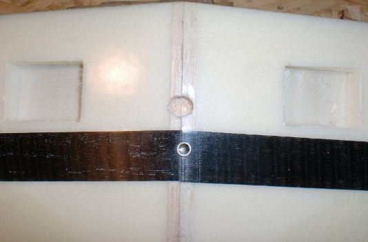 Ouverture du passage des fils de servos d'aile