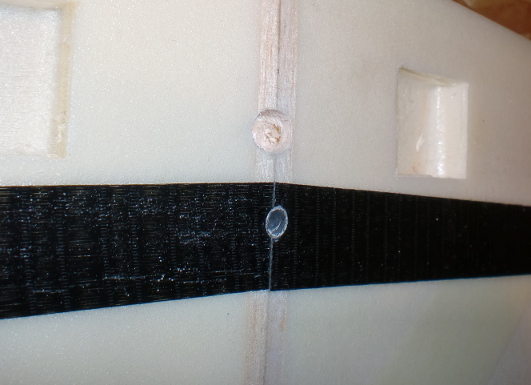 On perce jusqu'à faire apparaitre le passage des fils