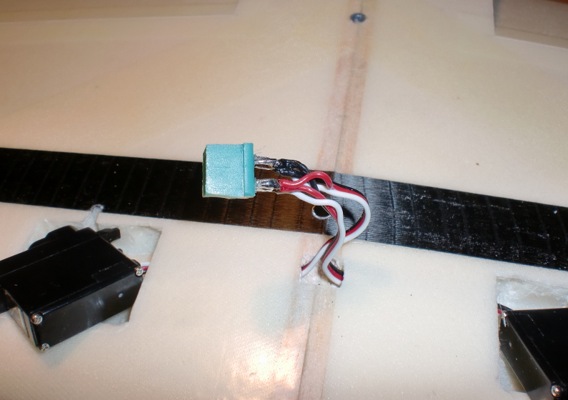 La fiche prête à être verrouillée sur l'aile