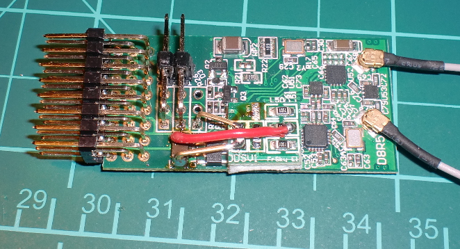 La petite carte de mesure de tension est en place sur le récepteur