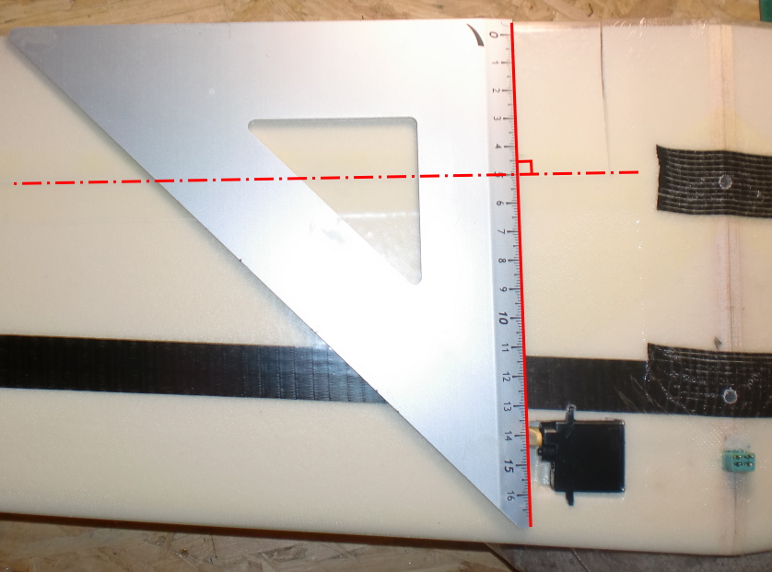 Il faut aligner l'equerre sur l'axe de rotation de l'aileron et la mettre en appui sur le palonnier pour déterminer la position du guignol