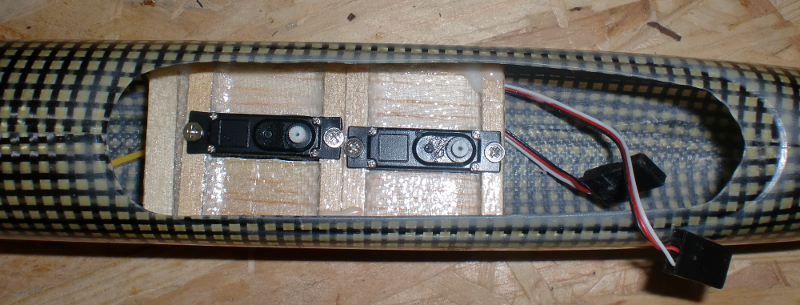 La platine radio est collée