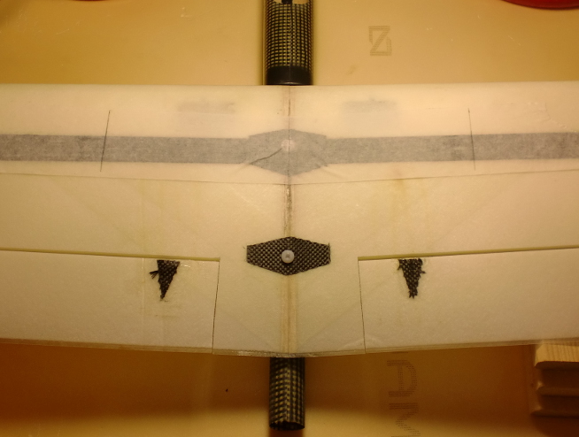 On trace l'emplacement du niveau à bulle sur l'aile à l'aide de scotch papier