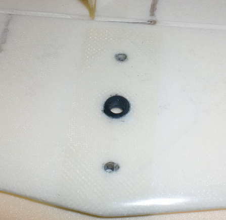 On trace et ponce la zone du stabilisateur qui sera en contact avec le support