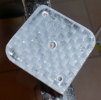 On ponce le support du stabilisateur avant collage