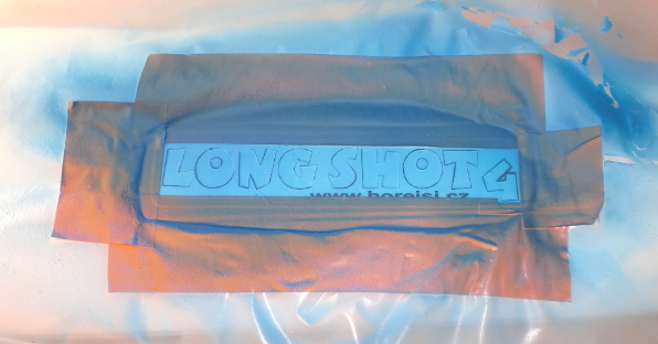 Peinture de l'inscription sur l'aile à la bombe bleue fluo