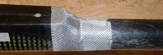 Le coupon de fibre reçoit un voile de colle en bombe et est plaqué sur la liaison tube de queue / fuselage