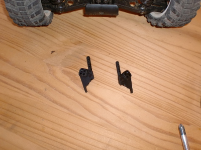 Les deux supports cassés sont retirés des jambes avant