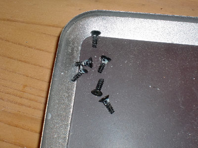 En prenant soin de mettre les petites vis en lieu sûr.