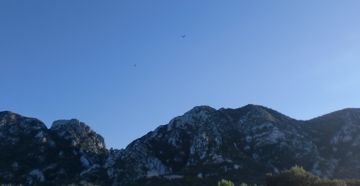 Deux planeurs en vol de pente sur les Alpilles