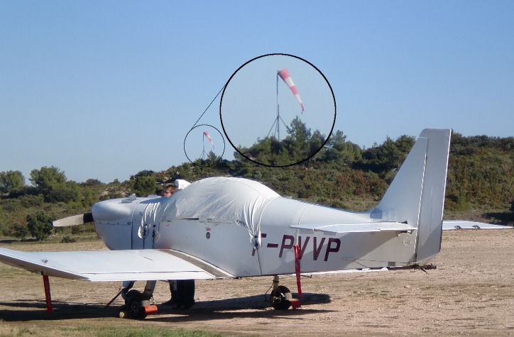 La biroute derrière le remorqueur au meilleur de sa forme de la journée